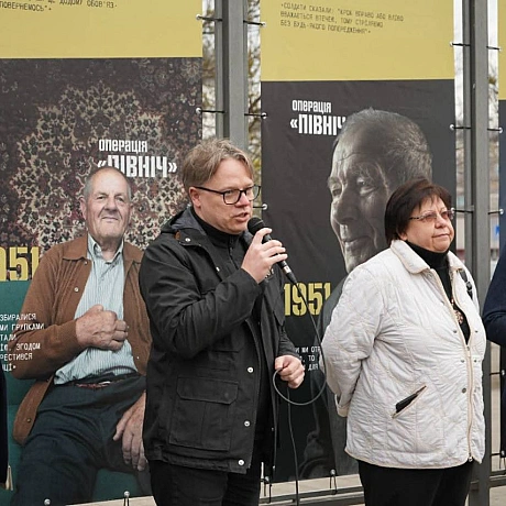 НА КОНТРАКТОВІЙ ВІДБУЛОСЯ ВІДКРИТТЯ ВУЛИЧНОЇ ВИСТАВКИ “ОПЕРАЦІЯ “ПІВНІЧ”: 75 РОКІВ ПОТОМУ”Експозиція розповідає про жертв одно... - Український інститут національної пам'яті на we.ua
