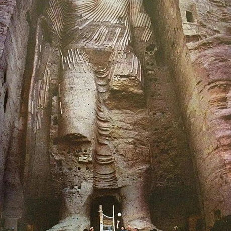 38-метрова статуя в Баміяні, відома як Східний Будда, була висічена в скелі приблизно близько 570 року н. е. в Бам’янській долин... - WAS на we.ua