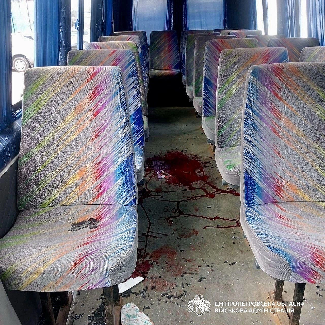 росіяни вдруге за день поцілили у рейсовий автобус на НікопольщиніУ Червоногригорівській громаді пошкоджений мікроавтобус, яки... - UkraineNow на we.ua