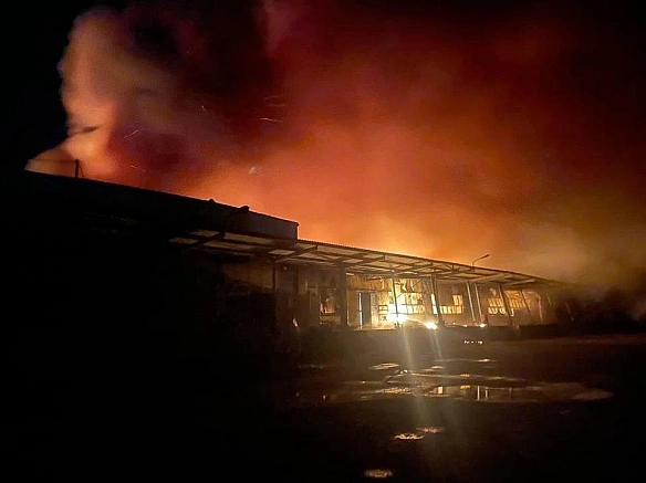 російські дрони влучили по складу виробника снеків Flint, Хуторок, Big Bob і Chipsters у ПавлоградіБлизько 2.20 ранку по склад... - UkraineNow на we.ua