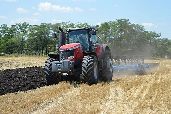 Наслідки бездумної мобілізації - брак кадрів у сільському господарствіКабінет Міністрів скасував вимогу щодо наявності трирічн... - UkraineNow on we.ua