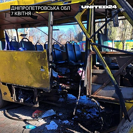 Зранку росія вдарила дроном по маршрутному автобусу в Нікополі на Дніпропетровщині. Це був звичайний рейс у годину пік, коли люд... - UNITED24 на we.ua