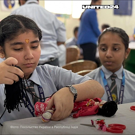 Індійські школярі навчалися створювати мотанку, а також дізналися про її значення як символу захисту, турботи та сімейного добро... - UNITED24 на we.ua