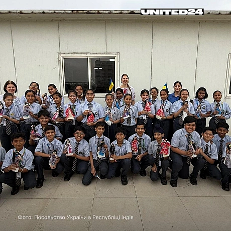 Індійські школярі навчалися створювати мотанку, а також дізналися про її значення як символу захисту, турботи та сімейного добро... - UNITED24 на we.ua