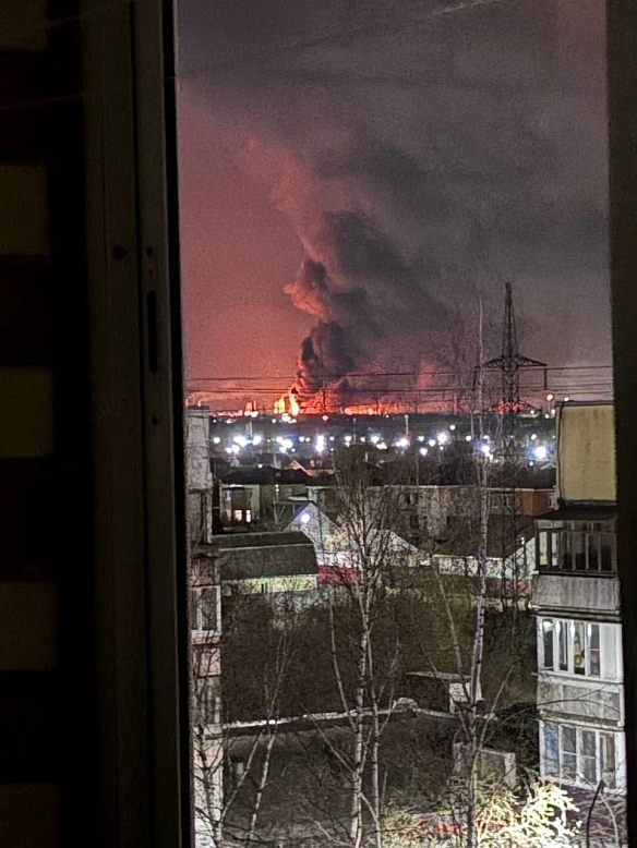 Вночі регіони рф та окуповані території атакували дрони▪️В Ярославлі після ударів палає НПЗ. Це один із найбільших нафтопереро... - UkraineNow на we.ua