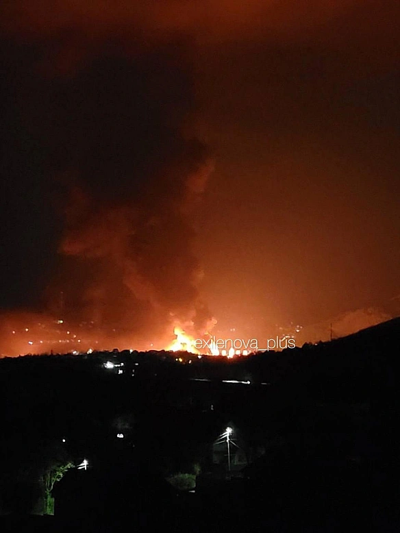 Вночі у російському Туапсе знову лунали вибухиУнаслідок атаки зайнялася пожежа. Загоряння від попередніх ударів (16 та 20 квіт... - на we.ua