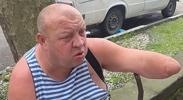 Підніміть руки, кому подобається двіжуха в Туапсе!Цей туапсінєц палець об палець не вдарив, щоб помогти збирати нафту!Так що... - на we.ua