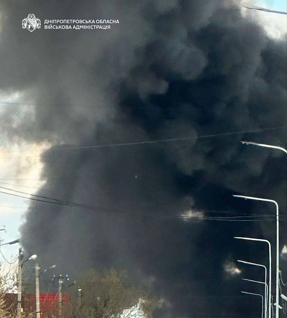 Одна людина загинула, ще одна поранена через атаку росіян на ДніпроВнаслідок удару зайнялися магазин та автомобілі поруч.✅ М... - на we.ua