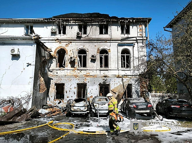 Шахед влучив в центр ЧерніговаПошкоджена адмінбудівля та автівки. Троє людей поранені, - ОВА.✅ Ми у WhatsApp | Telegram | Vi... - на we.ua