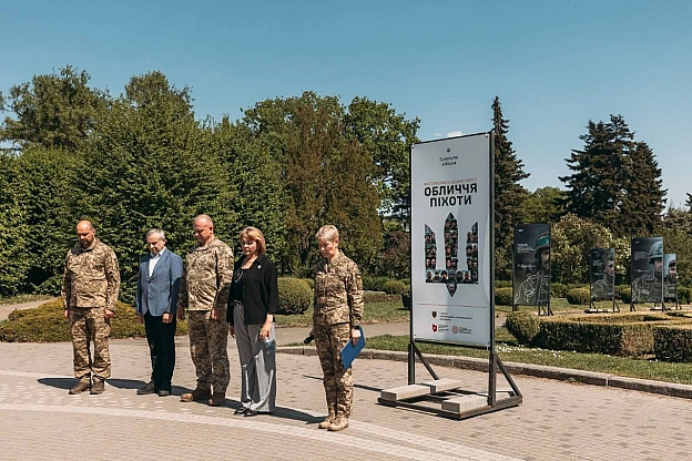 28 ПОГЛЯДІВ ВІЙНИУ БОТСАДУ ВІДКРИЛАСЯ ФОТОВИСТАВКА «ОБЛИЧЧЯ ПІХОТИ»6 травня, до Дня піхоти, в Національному ботанічному саду ... - Український інститут національної пам'яті на we.ua