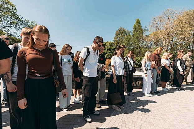28 ПОГЛЯДІВ ВІЙНИУ БОТСАДУ ВІДКРИЛАСЯ ФОТОВИСТАВКА «ОБЛИЧЧЯ ПІХОТИ»6 травня, до Дня піхоти, в Національному ботанічному саду ... - Український інститут національної пам'яті на we.ua