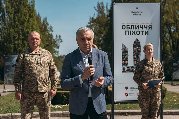 28 ПОГЛЯДІВ ВІЙНИУ БОТСАДУ ВІДКРИЛАСЯ ФОТОВИСТАВКА «ОБЛИЧЧЯ ПІХОТИ»6 травня, до Дня піхоти, в Національному ботанічному саду ... - Український інститут національної пам'яті на we.ua