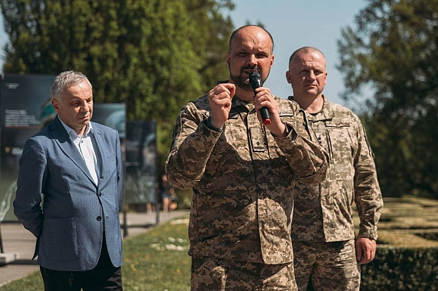 28 ПОГЛЯДІВ ВІЙНИУ БОТСАДУ ВІДКРИЛАСЯ ФОТОВИСТАВКА «ОБЛИЧЧЯ ПІХОТИ»6 травня, до Дня піхоти, в Національному ботанічному саду ... - Український інститут національної пам'яті на we.ua