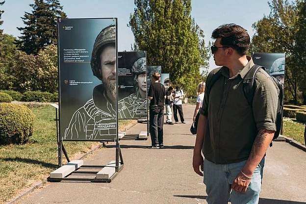 28 ПОГЛЯДІВ ВІЙНИУ БОТСАДУ ВІДКРИЛАСЯ ФОТОВИСТАВКА «ОБЛИЧЧЯ ПІХОТИ»6 травня, до Дня піхоти, в Національному ботанічному саду ... - Український інститут національної пам'яті на we.ua