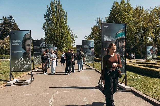 28 ПОГЛЯДІВ ВІЙНИУ БОТСАДУ ВІДКРИЛАСЯ ФОТОВИСТАВКА «ОБЛИЧЧЯ ПІХОТИ»6 травня, до Дня піхоти, в Національному ботанічному саду ... - Український інститут національної пам'яті на we.ua