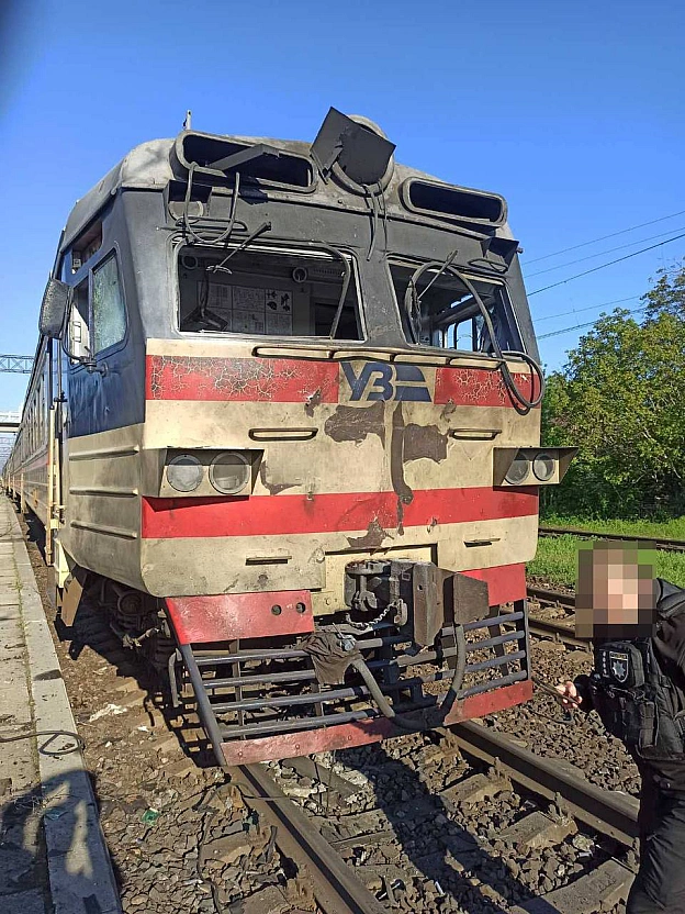 Ворог завдав удару БПЛА по приміському поїзду у Запорізькій областіВлучання сталося поблизу одного з вагонів.Моніторинговий ... - на we.ua