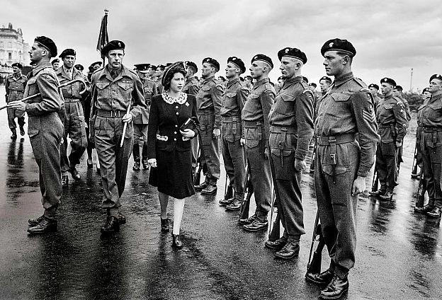 17 травня 1944 року, під час підготовки до висадки в Нормандії, 18-річна принцеса Єлизавета, майбутня королева, оглядає почесну ... - on we.ua