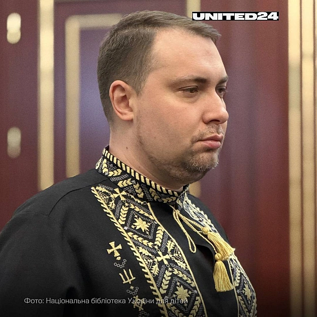 Керівник Офісу Президента України Кирило Буданов отримав у подарунок вишиванку, яку для нього власноруч створили діти. За слов... - на we.ua