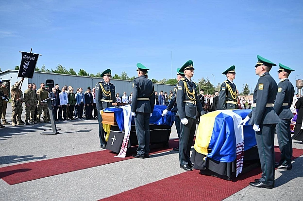 ПОЛКОВНИКА АНДРІЯ МЕЛЬНИКА УРОЧИСТО ЗУСТРІЛИ НА УКРАЇНСЬКОМУ КОРДОНІ У пункті пропуску «Ужгород» відбулася урочиста церемонія ... - Український інститут національної пам'яті на we.ua