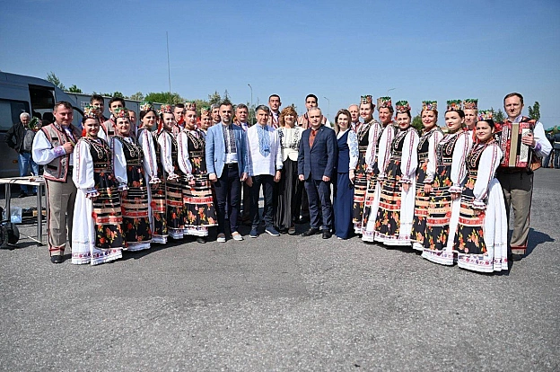 ПОЛКОВНИКА АНДРІЯ МЕЛЬНИКА УРОЧИСТО ЗУСТРІЛИ НА УКРАЇНСЬКОМУ КОРДОНІ У пункті пропуску «Ужгород» відбулася урочиста церемонія ... - Український інститут національної пам'яті на we.ua