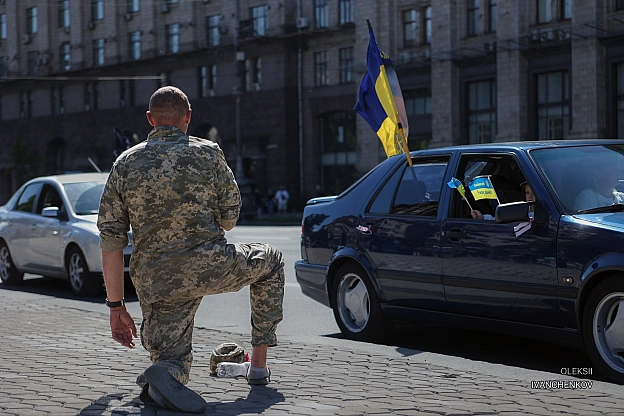 Кадр, що каже більше за тисячу слів 🕯️Побачивши колону, військовий скинув рюкзак там, де йшов, і став на коліно.Низький уклі... - на we.ua