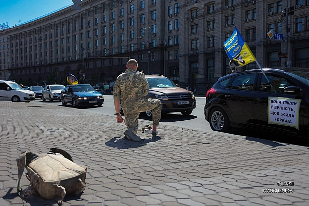 Кадр, що каже більше за тисячу слів 🕯️Побачивши колону, військовий скинув рюкзак там, де йшов, і став на коліно.Низький уклі... - на we.ua