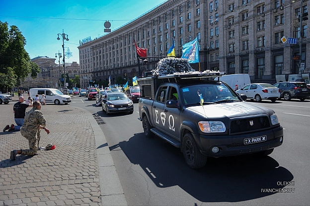 Кадр, що каже більше за тисячу слів 🕯️Побачивши колону, військовий скинув рюкзак там, де йшов, і став на коліно.Низький уклі... - на we.ua