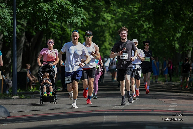 🏃‍♀️ Попри нічний обстріл: у Києві в неділю пройшов забіг «Біжу за мову»​Поки столиця оговтувалася від чергової важкої нічної ... - на we.ua