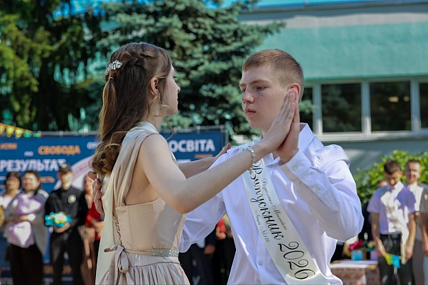 Випускний вальс 2026. Особливий день, коли дорослішання відчувається в кожному русі та погляді. Вчора київські школярі попроща... - на we.ua