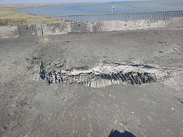 Окупанти повідомили про дроновий удар по Чонгарському мосту, який веде у КримРух по ньому перекрили. Окупаційна влада вже шука... - на we.ua