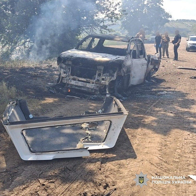 російський БпЛА атакував службове авто поліції, коли правоохоронці знешкоджували інший безпілотник, який не здетонував Від уда... - on we.ua