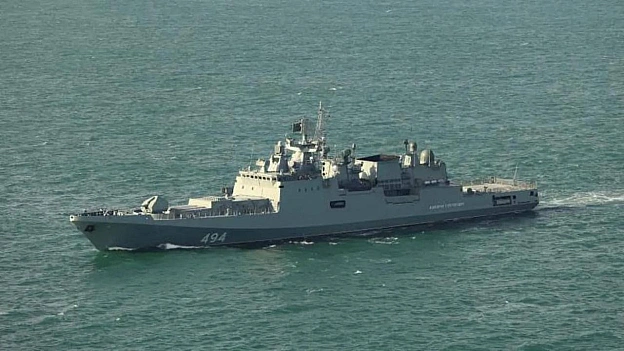 російський військовий фрегат «Адмірал Григорович» здійснив попереджувальні постріли по яхті в Ла-Манші, яка наблизилася до кораб... - на we.ua
