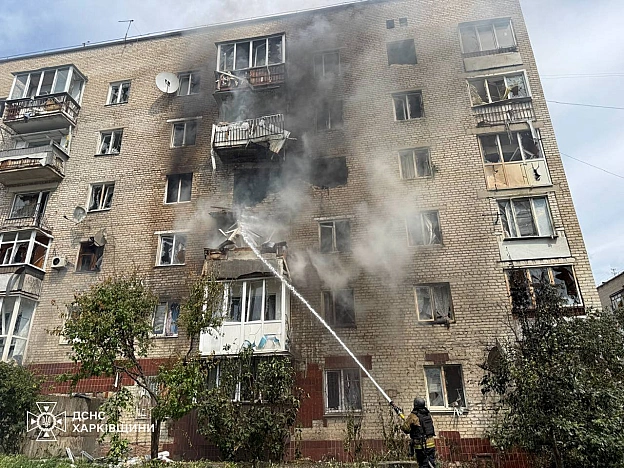 Ворог вдарив по багатоповерхівці в Ізюмі. Загинула одна людина, ще три постраждалиВнаслідок влучання були зруйновані будівельн... - UkraineNow на we.ua