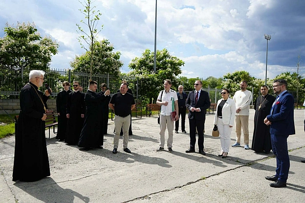 У КИЄВІ ВИСАДИЛИ ПЛАТАН НА ЧЕСТЬ ІВАНА ПАВЛА ІІ25 червня на подвір’ї Патріаршого собору Воскресіння Христового УГКЦ в Києві ви... - на we.ua