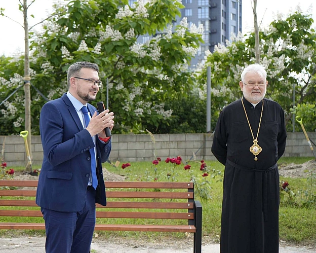 У КИЄВІ ВИСАДИЛИ ПЛАТАН НА ЧЕСТЬ ІВАНА ПАВЛА ІІ25 червня на подвір’ї Патріаршого собору Воскресіння Христового УГКЦ в Києві ви... - на we.ua