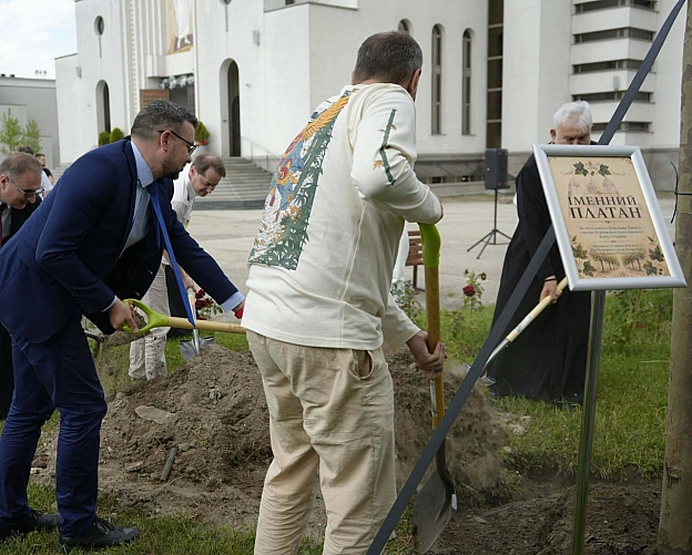 У КИЄВІ ВИСАДИЛИ ПЛАТАН НА ЧЕСТЬ ІВАНА ПАВЛА ІІ25 червня на подвір’ї Патріаршого собору Воскресіння Христового УГКЦ в Києві ви... - на we.ua