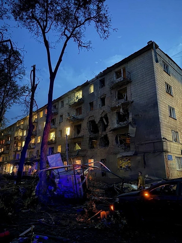 Четверо людей загинули, 27 поранені внаслідок удару російської авіабомби по СумахСеред загиблих дитина, ще 7 дітей - поранені.... - на we.ua