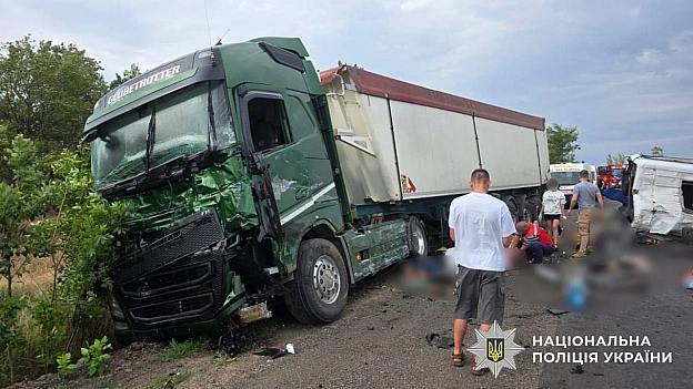 9 людей загинули, ще 8 постраждали: на Миколаївщині сталася ДТП за участі пасажирського мікроавтобуса та вантажівкиТрагедія ст... - UkraineNow на we.ua