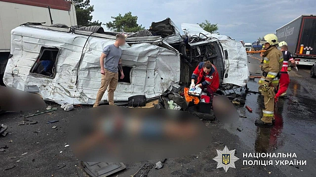 9 людей загинули, ще 8 постраждали: на Миколаївщині сталася ДТП за участі пасажирського мікроавтобуса та вантажівкиТрагедія ст... - UkraineNow на we.ua