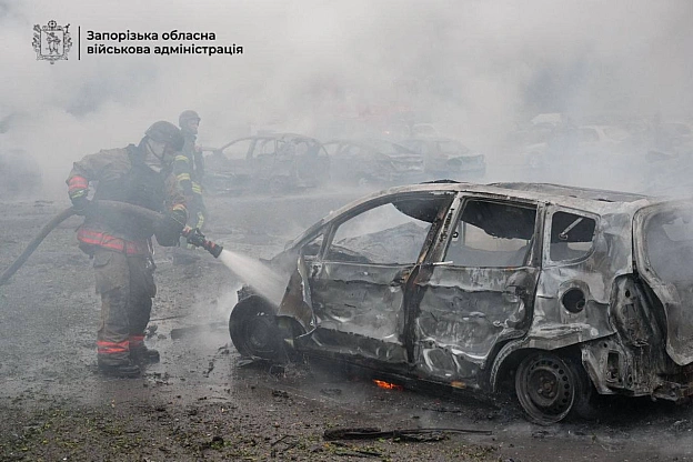 Ворог завдав удару по Запоріжжю, 5 людей постраждали Серед поранених 10-річна дитина.Через ворожий обстріл горить автостоянк... - на we.ua