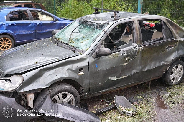 Ворог завдав удару по Запоріжжю, 5 людей постраждали Серед поранених 10-річна дитина.Через ворожий обстріл горить автостоянк... - на we.ua