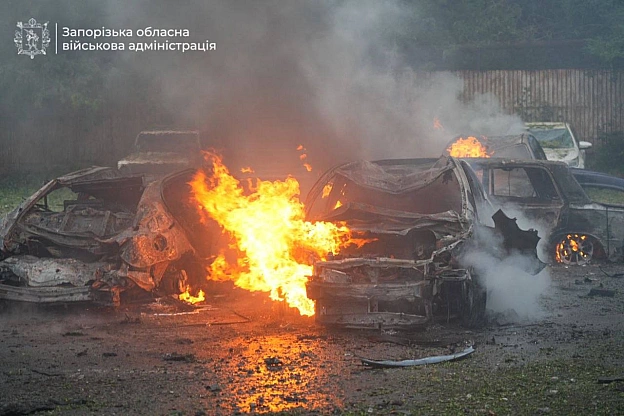Ворог завдав удару по Запоріжжю, 5 людей постраждали Серед поранених 10-річна дитина.Через ворожий обстріл горить автостоянк... - на we.ua