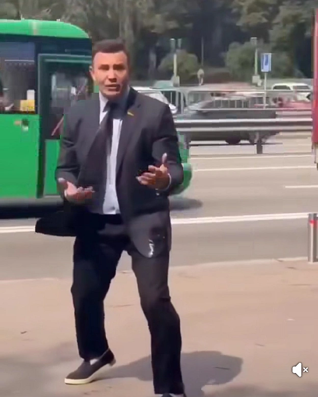 - Мамо, купи мені бойовик з Джекі Чаном!- У нас є Джекі Чан вдома.- Джекі Чан вдома 👆 - Чорний гумор. Українською. #ЧГУ на we.ua
