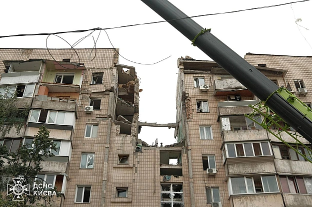 У Києві завершені пошуково-рятувальні роботи на обох локаціях у Подільському та Дарницькому районахНадалі тут тривають аварійн... - на we.ua