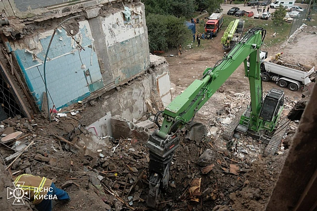 У Києві завершені пошуково-рятувальні роботи на обох локаціях у Подільському та Дарницькому районахНадалі тут тривають аварійн... - на we.ua