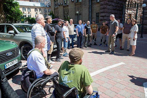 Віталій Кличко: Зустрівся з киянами-ветеранами з інвалідністю I та II груп внаслідок поранень на війні, які отримали часткову к... - на we.ua