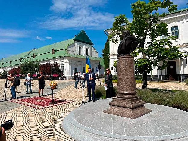 ОСВЯЧЕННЯ ВЕЛИКОГО ГЕТЬМАНАСьогодні було освячено бюст гетьмана Івана Мазепи, який розташований у Києво-Печерській Лаврі. Освя... - на we.ua