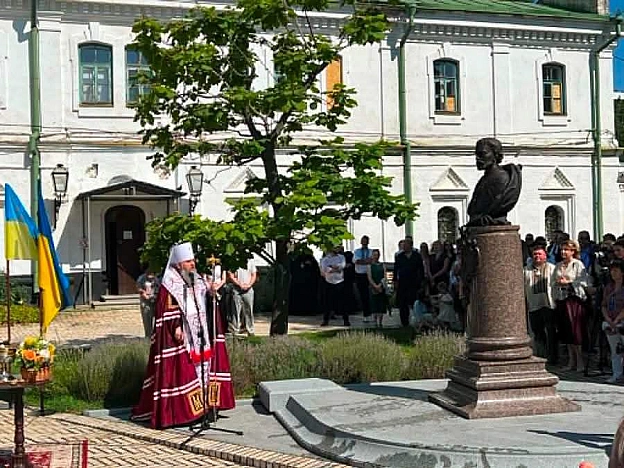 ОСВЯЧЕННЯ ВЕЛИКОГО ГЕТЬМАНАСьогодні було освячено бюст гетьмана Івана Мазепи, який розташований у Києво-Печерській Лаврі. Освя... - на we.ua
