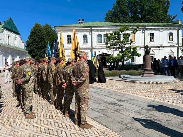 ОСВЯЧЕННЯ ВЕЛИКОГО ГЕТЬМАНАСьогодні було освячено бюст гетьмана Івана Мазепи, який розташований у Києво-Печерській Лаврі. Освя... - на we.ua