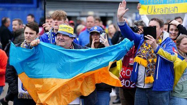ЄС продовжив тимчасовий захист для українських біженців до 2028 року. Однак надалі статус надаватиметься лише тим, хто виконав с... - на we.ua